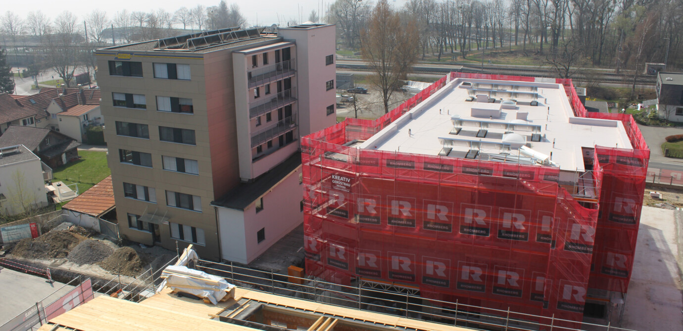Machen bereits eine gute Figur: Zwei der neu errichteten Baukörper im „Bäumlequartier am See“ von Rhomberg Bau. Im Vordergrund ist das Dach der originalgetreu nachgebauten alten Fabrikhalle zu sehen. Bereits im Herbst wird der zweite und finale Bauabschnitt starten. Machen bereits eine gute Figur: Zwei der neu errichteten Baukörper im „Bäumlequartier am See“ von Rhomberg Bau. Im Vordergrund ist das Dach der originalgetreu nachgebauten alten Fabrikhalle zu sehen. Bereits im Herbst wird der zweite und finale Bauabschnitt starten.